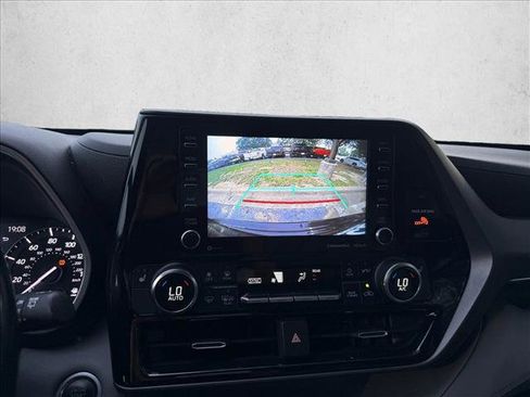 Used 2021 Toyota Highlander XLE FWD image 29