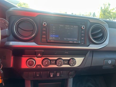 Used 2019 Toyota Tacoma SR5 AWD/4WD image 28
