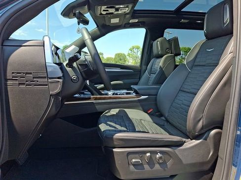 Certified 2025 Cadillac Escalade Sport Platinum AWD/4WD image 13