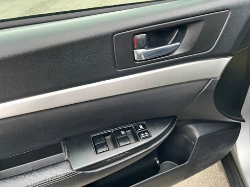 Used 2011 Subaru Outback 2.5i Premium image 32