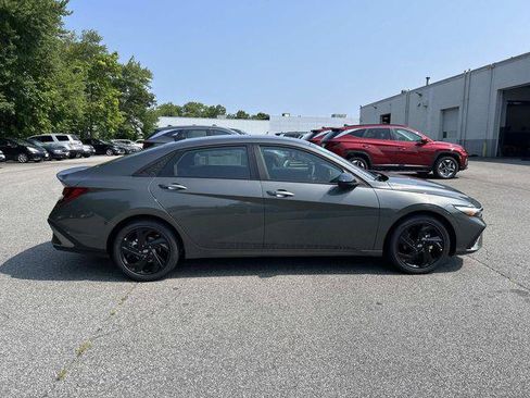 New 2026 Hyundai Elantra Limited FWD image 2