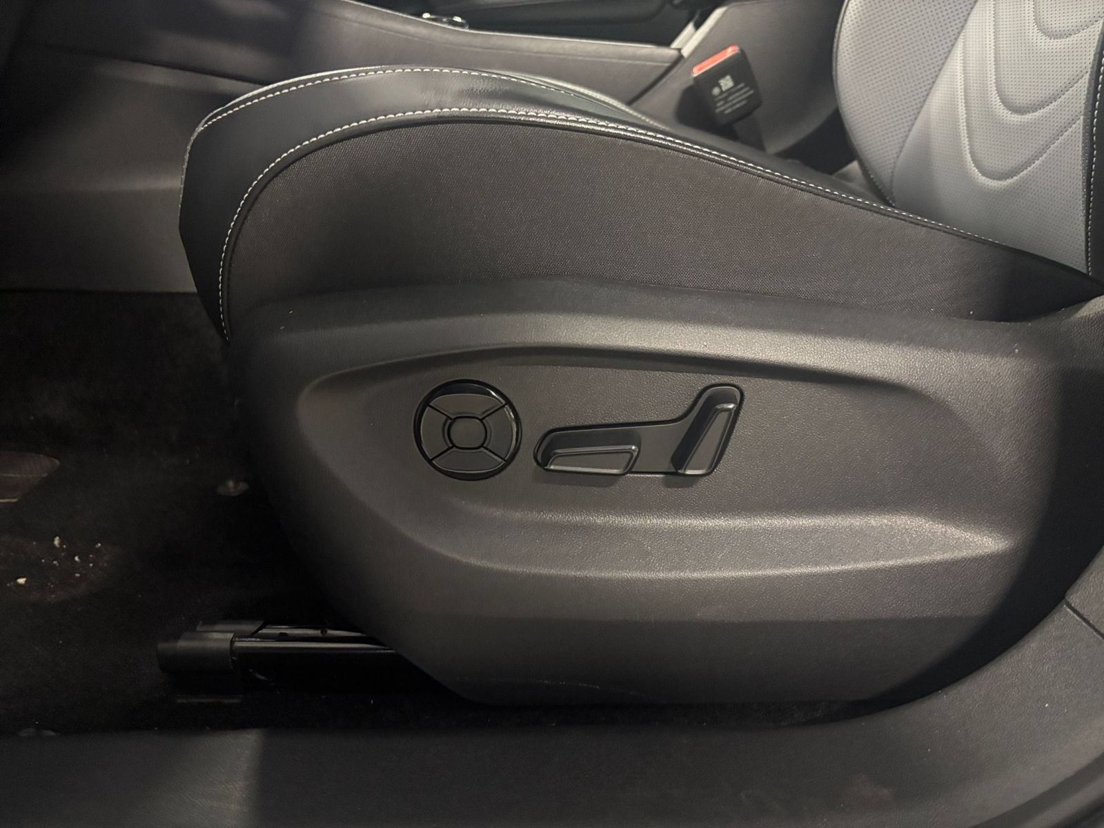 Used 2026 Volkswagen Tiguan SE AWD/4WD image 21