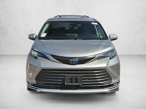 Used 2022 Toyota Sienna XLE FWD image 2
