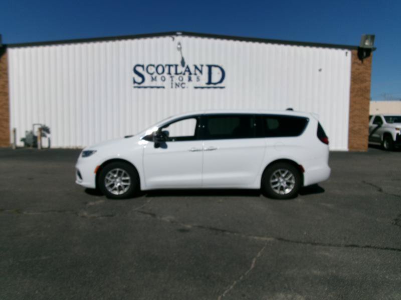 Used 2026 Chrysler Pacifica Select FWD image 4