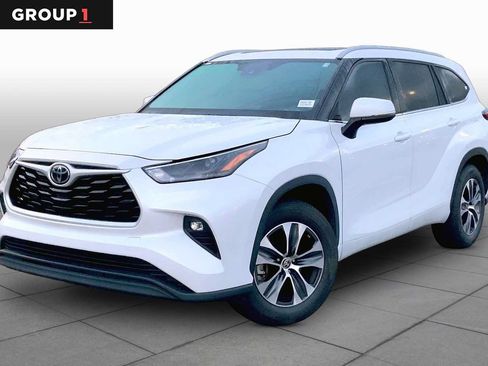 Used 2023 Toyota Highlander XLE FWD image 1