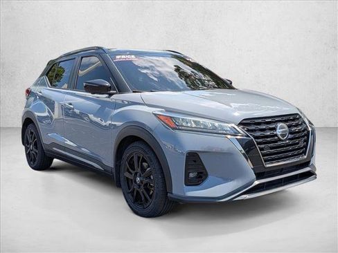 Used 2021 Nissan Kicks SR w/ SR Premium Package FWD image 3