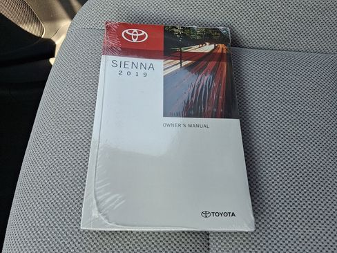 Used 2019 Toyota Sienna L image 26