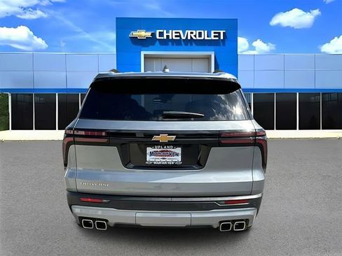 Used 2025 Chevrolet Traverse LT image 4