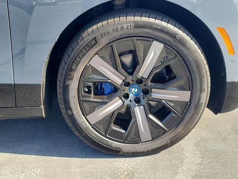 Used 2024 BMW iX xDrive50 w/ Sport Package AWD/4WD image 5