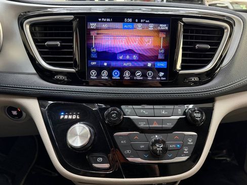 Used 2017 Chrysler Pacifica Platinum FWD image 26