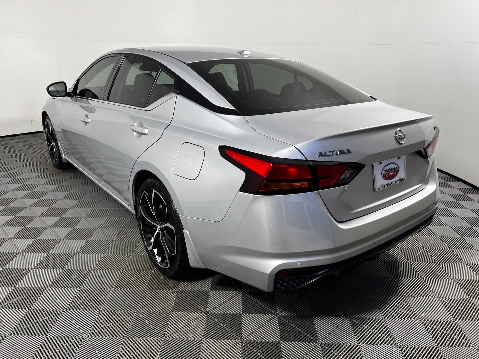 Used 2024 Nissan Altima 2.5 SR w/ SR Premium Package FWD image 7