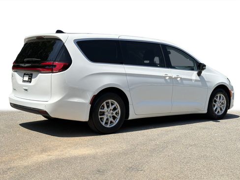 Used 2024 Chrysler Pacifica Touring-L FWD image 29