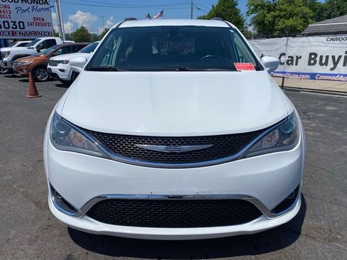 Used 2017 Chrysler Pacifica Touring-L w/ Safetytec Group FWD image 9