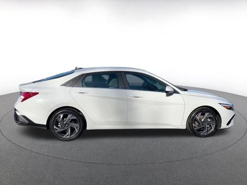 Used 2025 Hyundai Elantra SEL image 16
