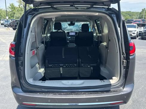 Used 2023 Chrysler Pacifica Touring-L FWD image 7