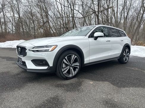 Certified 2025 Volvo V60 B5 Cross Country Plus image 4