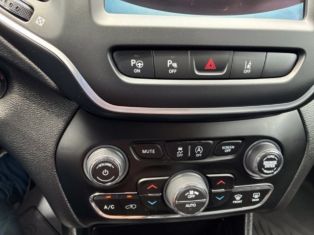 Used 2023 Jeep Cherokee Altitude Lux w/ Mopar Interior Package AWD/4WD image 30
