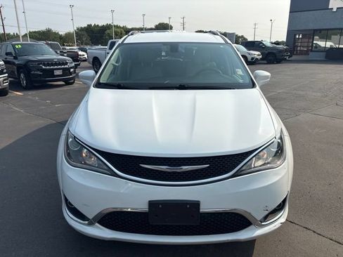 Used 2018 Chrysler Pacifica Touring-L w/ Premium Audio Group FWD image 2