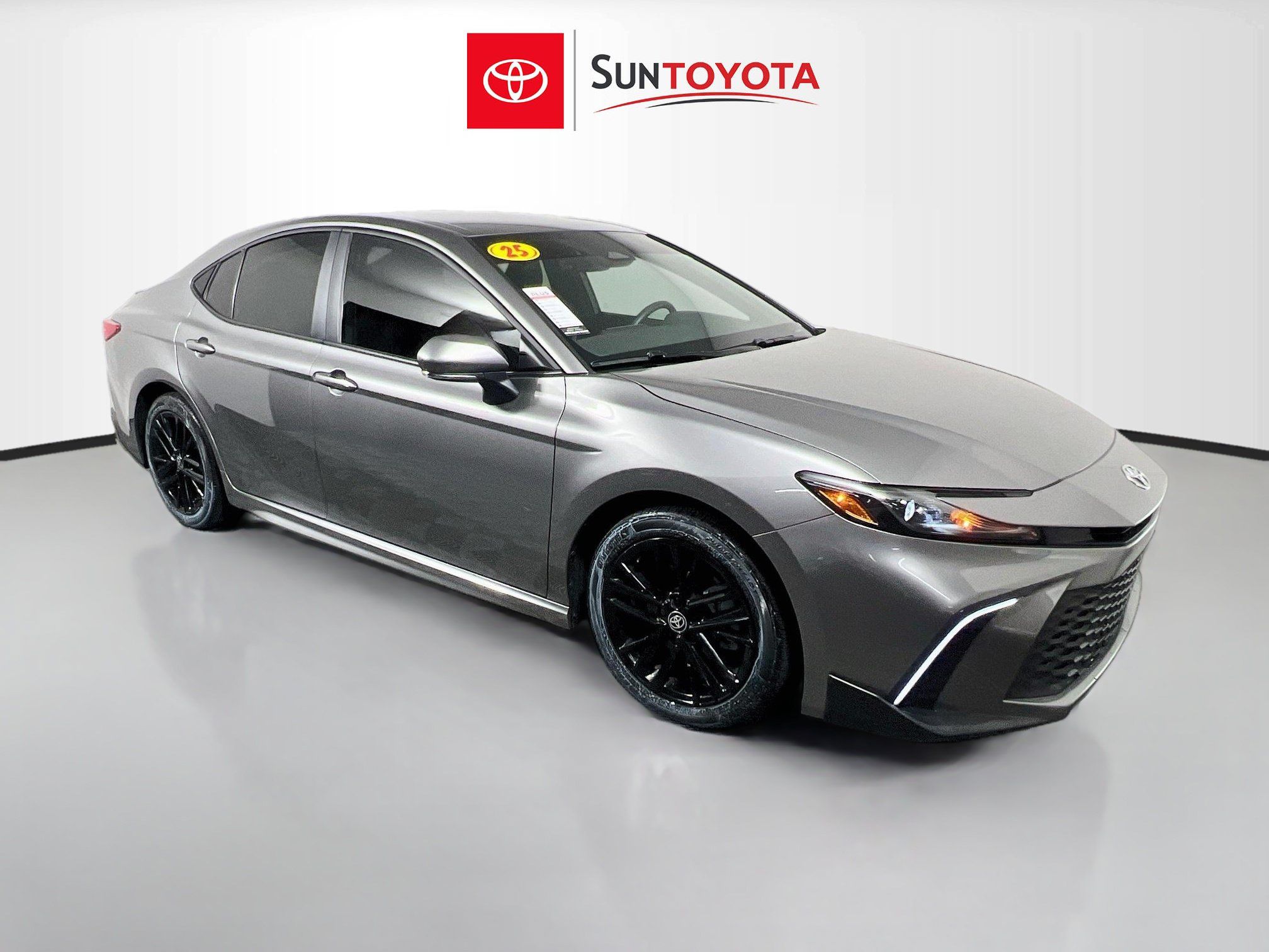 Used 2025 Toyota Camry SE w/ Convenience Package FWD image 1
