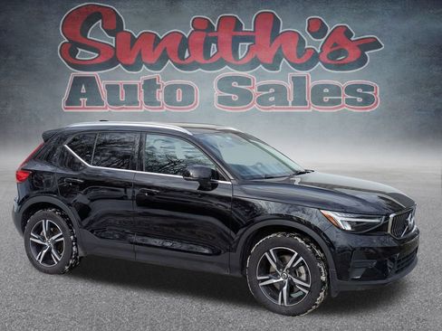Used 2025 Volvo XC40 B5 Core image 1