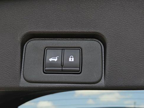 Used 2025 Nissan Rogue SV AWD/4WD image 10