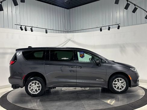 Used 2023 Chrysler Pacifica Touring-L FWD image 5