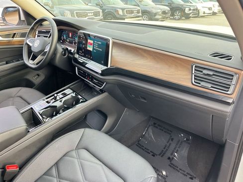 Used 2025 Volkswagen Atlas SE AWD/4WD image 32