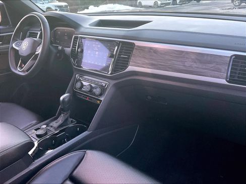 Certified 2022 Volkswagen Atlas Cross Sport SE image 15