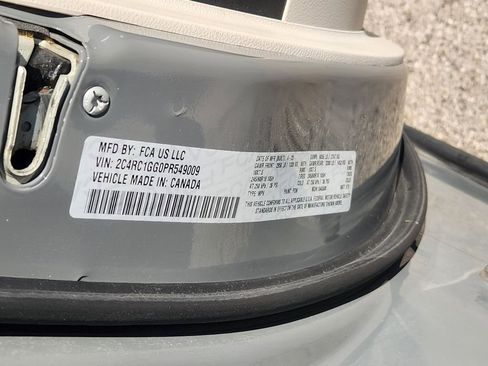 Used 2023 Chrysler Pacifica Limited FWD image 34