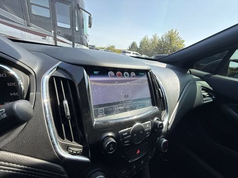 Used 2017 Chevrolet Cruze Premier FWD image 20