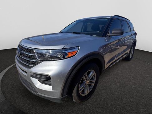 Used 2023 Ford Explorer XLT image 2