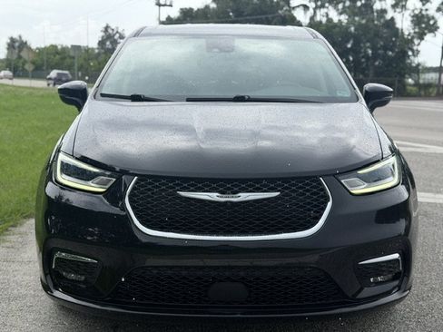 Used 2024 Chrysler Pacifica Touring-L FWD image 8