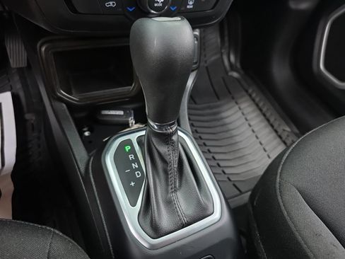 Used 2019 Jeep Renegade Latitude FWD image 18