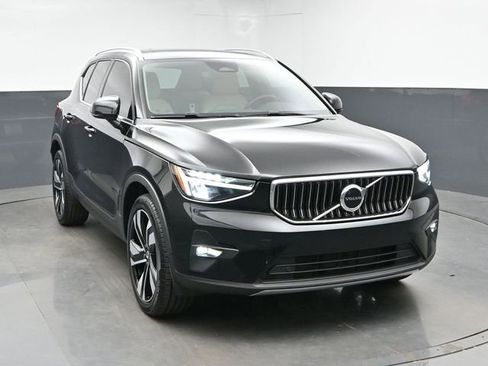 Used 2023 Volvo XC40 B5 Plus w/ Protection Package Premier AWD/4WD image 2