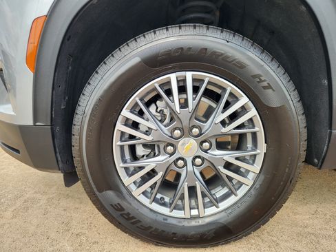 Used 2025 Chevrolet Traverse LT FWD image 11