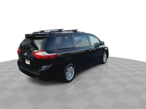 Used 2017 Toyota Sienna XLE image 8