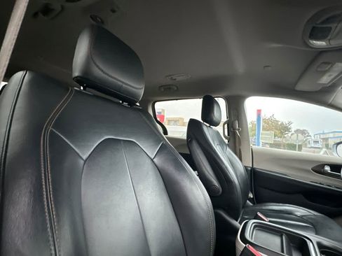 Used 2017 Chrysler Pacifica Touring-L image 18