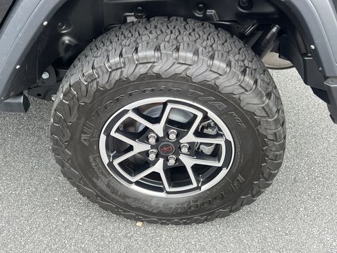 Used 2025 Jeep Wrangler Unlimited Rubicon w/ Convenience Group AWD/4WD image 23