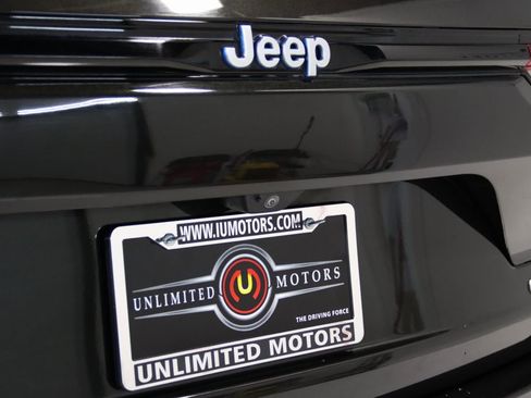 Used 2023 Jeep Grand Cherokee Summit image 4