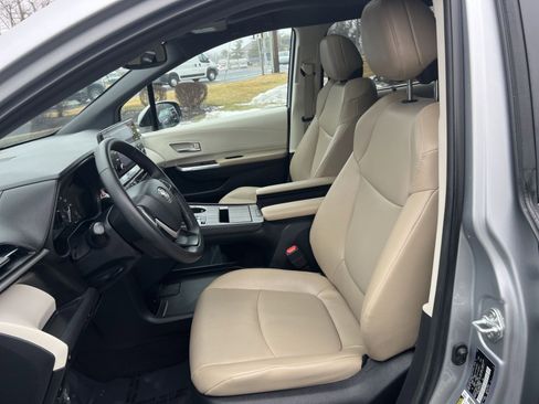 Used 2023 Toyota Sienna XLE image 13