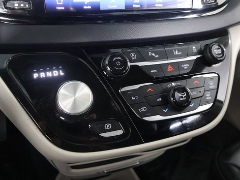 Used 2023 Chrysler Pacifica Touring-L FWD image 45
