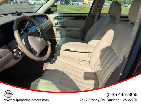 Used 2004 Lincoln Town Car Signature RWD image 7