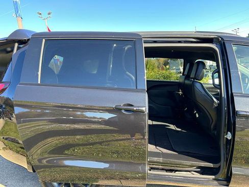 Certified 2022 Chrysler Pacifica Touring-L w/ S Appearance Package image 20