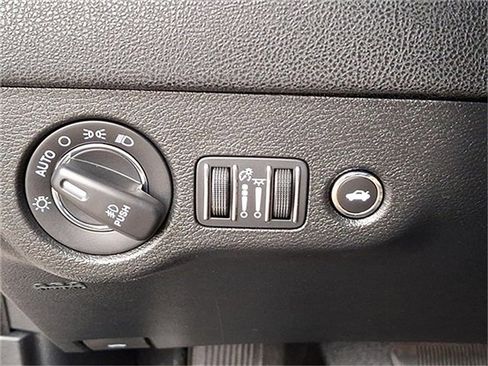 Used 2019 Chrysler 300 Limited image 25