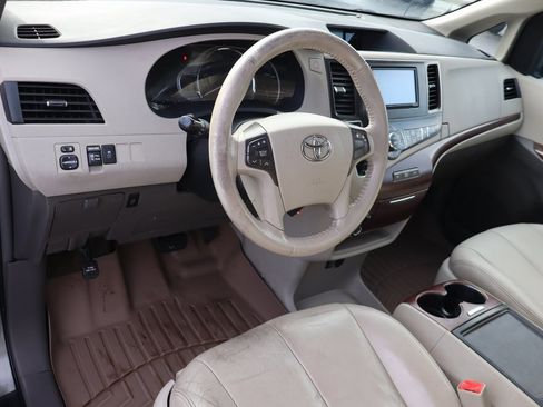 Used 2012 Toyota Sienna XLE image 5