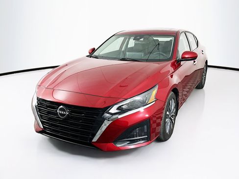 Used 2023 Nissan Altima 2.5 SV w/ SV Premium Package image 3