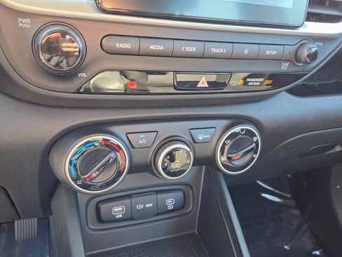 Used 2025 Hyundai Venue SE image 20