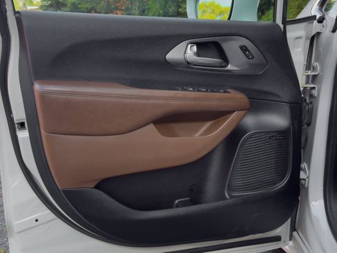 Used 2017 Chrysler Pacifica Limited FWD image 30