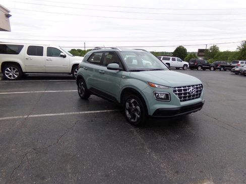 Used 2025 Hyundai Venue SEL FWD image 4