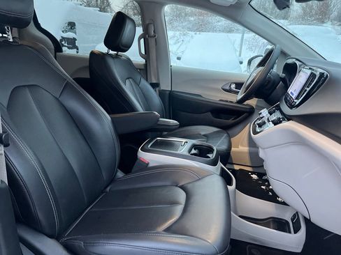 Used 2024 Chrysler Pacifica Touring-L image 28